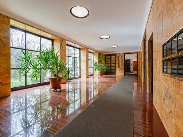 ufficio in vendita a Milano in zona Guastalla