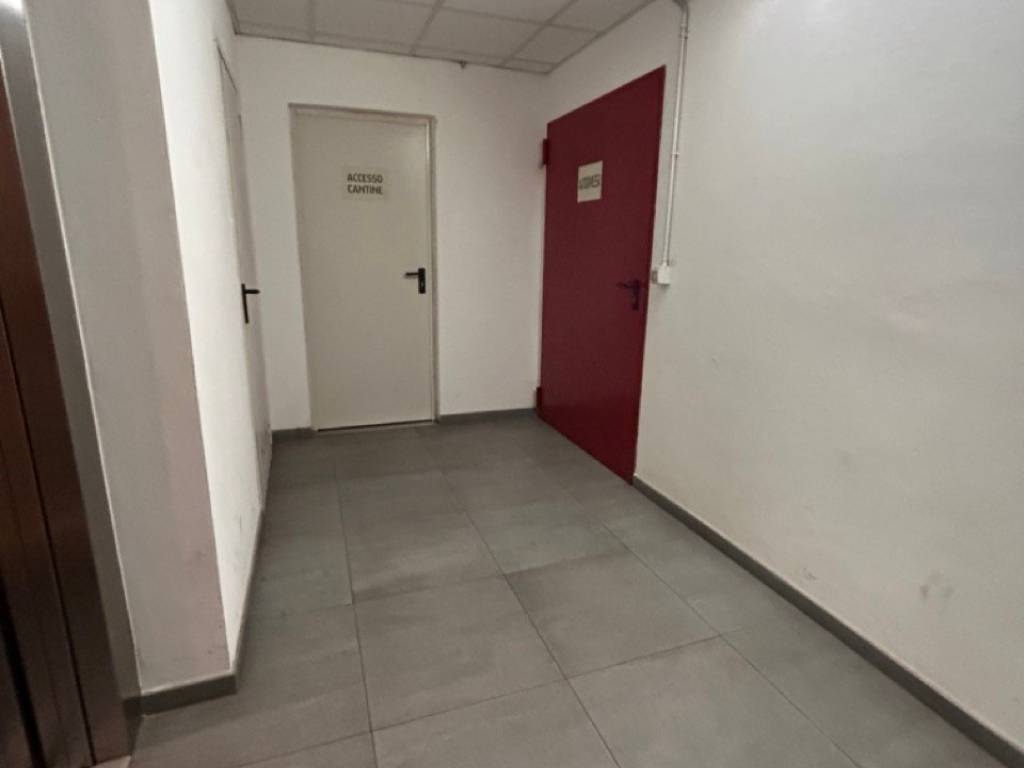 locale commerciale in vendita a Milano in zona Affori