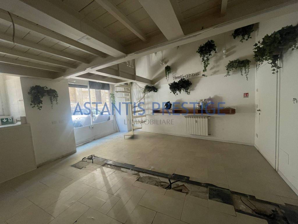 negozio in vendita a Milano in zona Sant'Ambrogio