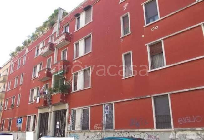 negozio in vendita a Milano in zona Famagosta