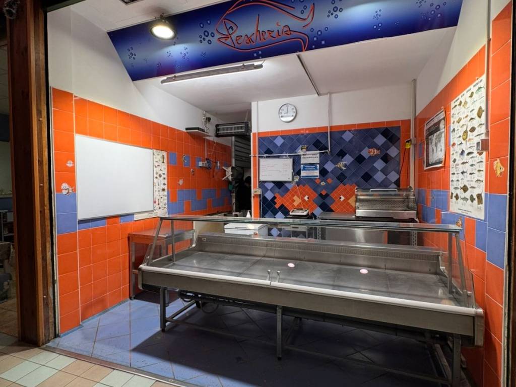 negozio in vendita a Milano in zona Baggio