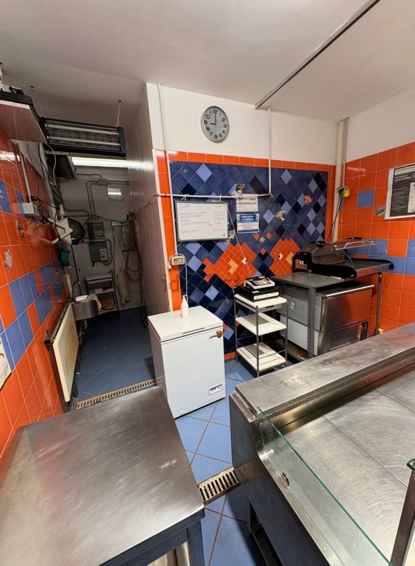 negozio in vendita a Milano in zona Baggio