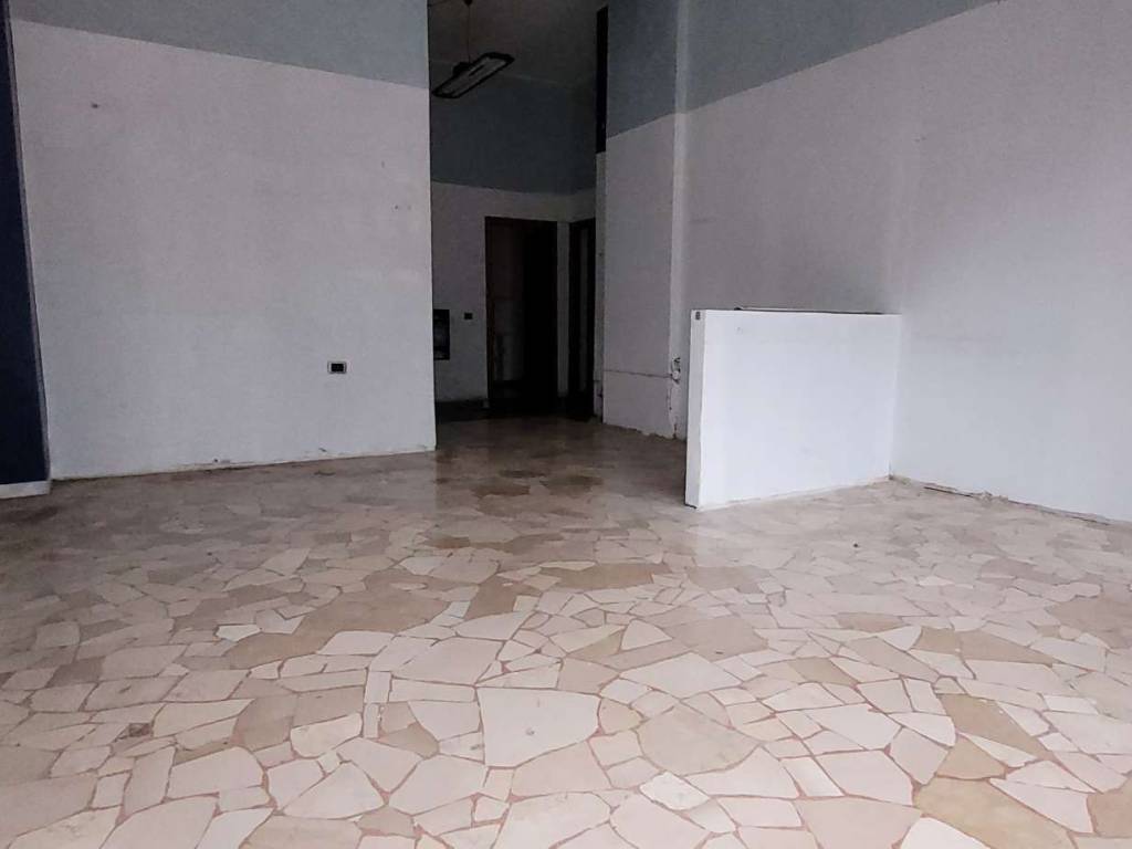 negozio in vendita a Milano in zona Lorenteggio