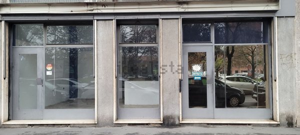 negozio in vendita a Milano in zona Lorenteggio