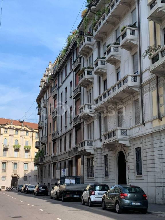 ufficio in vendita a Milano in zona Guastalla