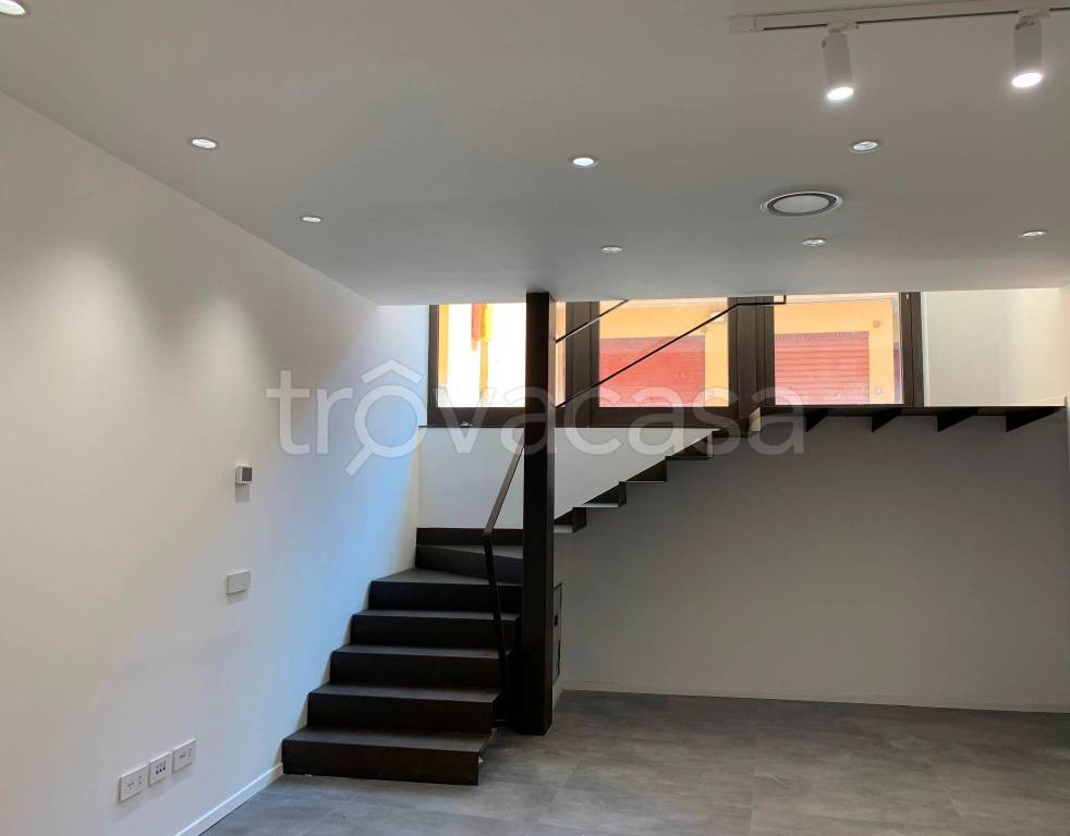 ufficio in vendita a Milano in zona Guastalla