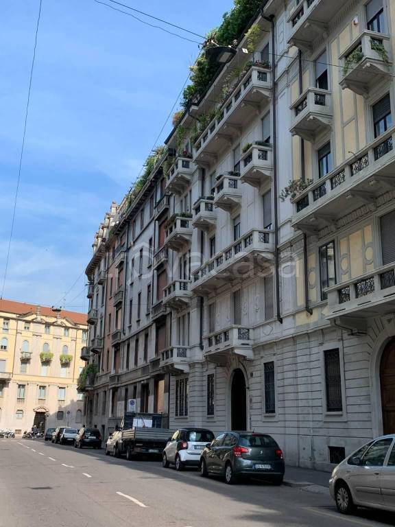 ufficio in vendita a Milano in zona Guastalla