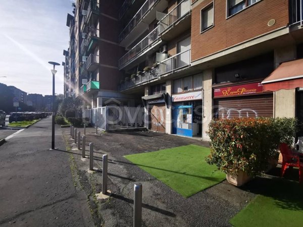 negozio in vendita a Milano in zona Rogoredo