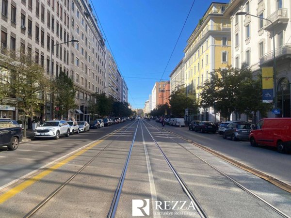 negozio in vendita a Milano in zona Guastalla