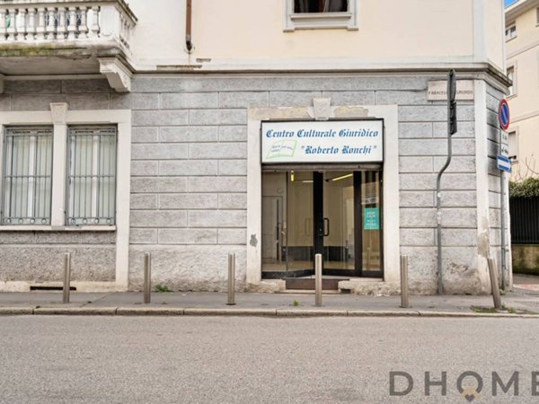 negozio in vendita a Milano in zona Baggio