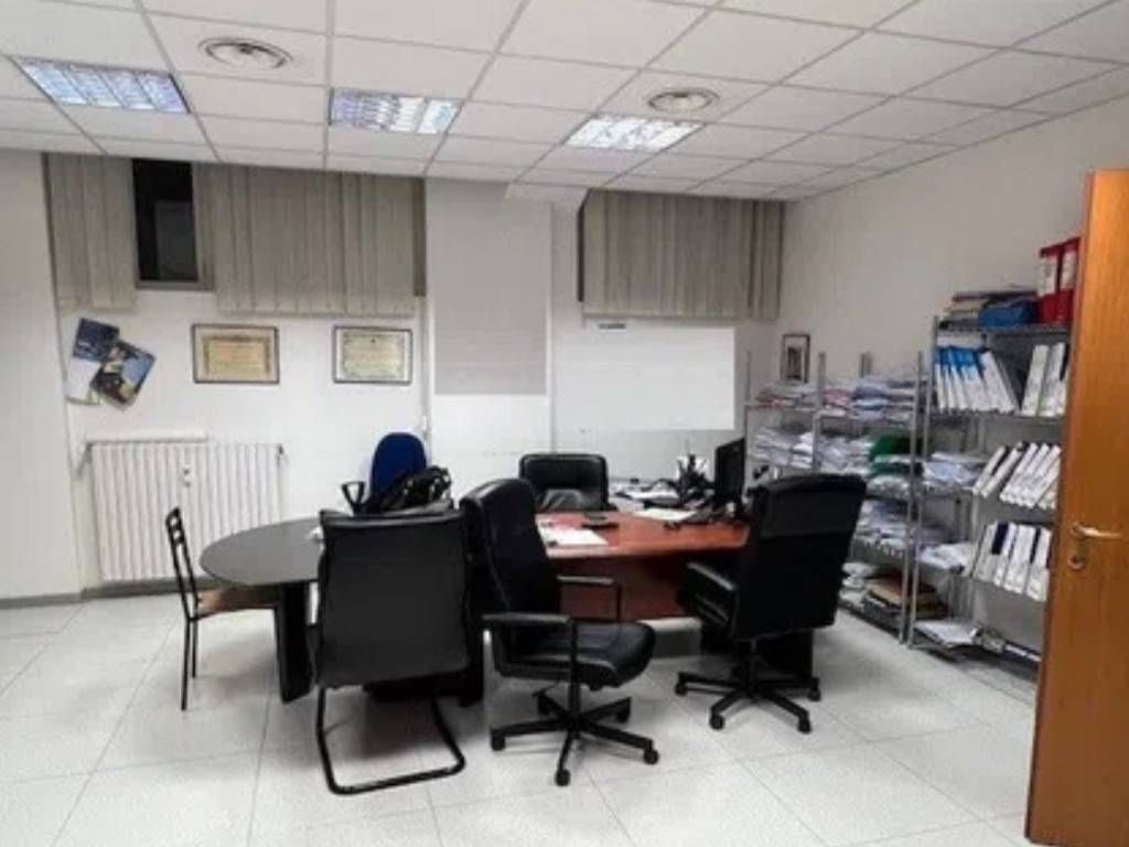 ufficio in vendita a Milano in zona Guastalla