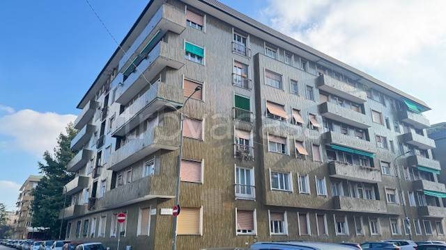 appartamento in vendita a Milano in zona Lorenteggio