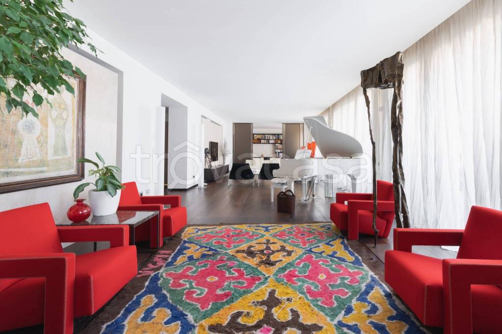 appartamento in vendita a Milano in zona Sant'Ambrogio