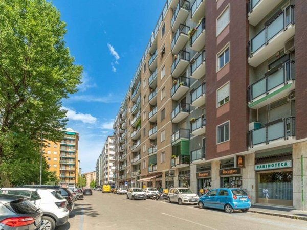 appartamento in vendita a Milano in zona Lorenteggio