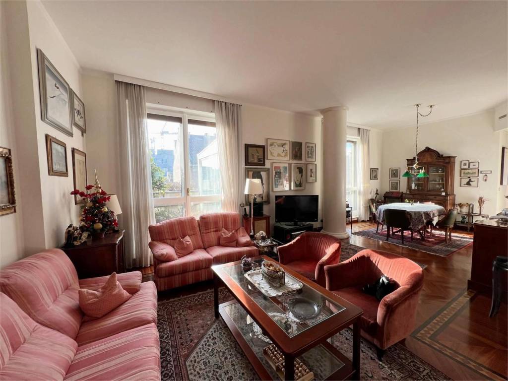 appartamento in vendita a Milano in zona Porta Nuova