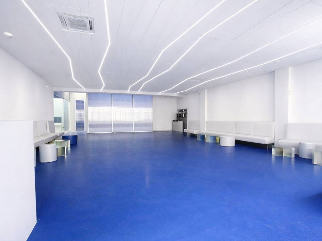 negozio in vendita a Milano in zona Famagosta