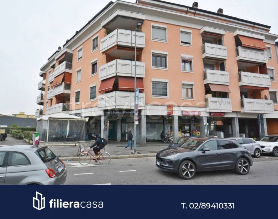 negozio in vendita a Milano in zona Barona