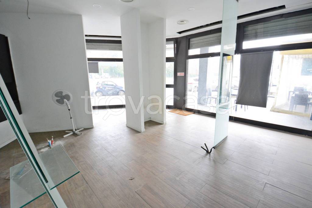 negozio in vendita a Milano in zona Barona