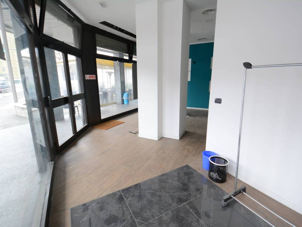 negozio in vendita a Milano in zona Barona