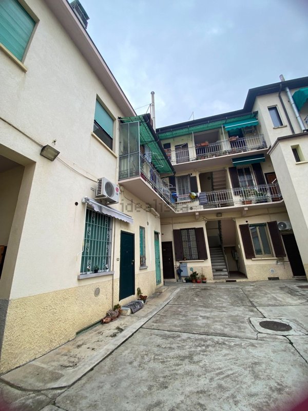 appartamento in vendita a Milano in zona Baggio