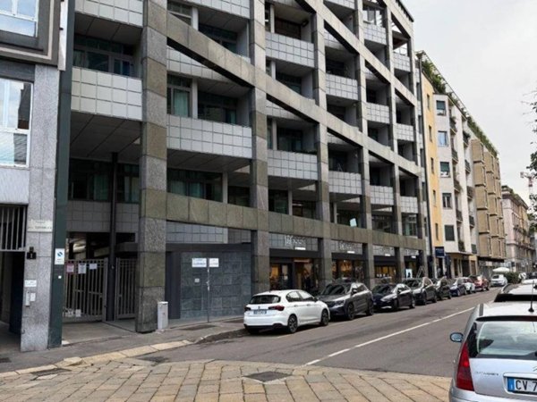 ufficio in vendita a Milano in zona Porta Nuova