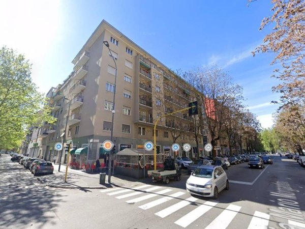 negozio in vendita a Milano in zona Trenno