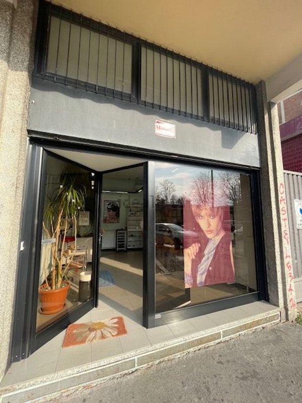 negozio in vendita a Milano in zona Famagosta