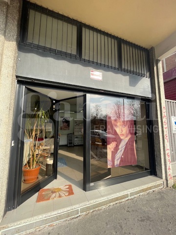 negozio in vendita a Milano in zona Famagosta