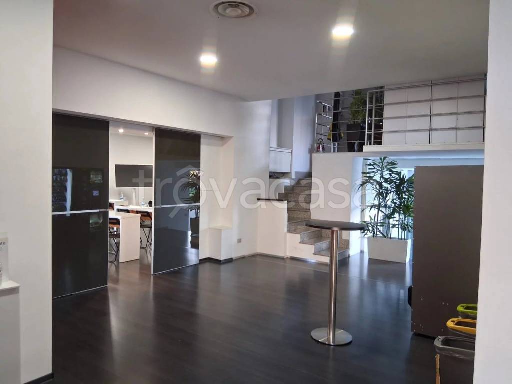 negozio in vendita a Milano in zona Precotto