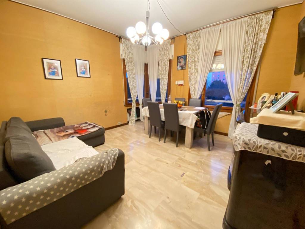 appartamento in vendita a Milano in zona Baggio