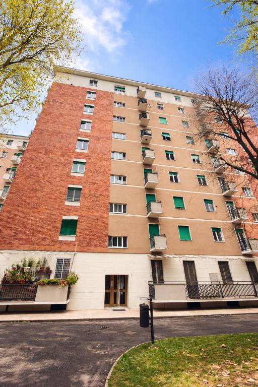 appartamento in vendita a Milano in zona Lorenteggio
