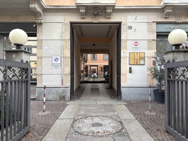 ufficio in vendita a Milano in zona Guastalla