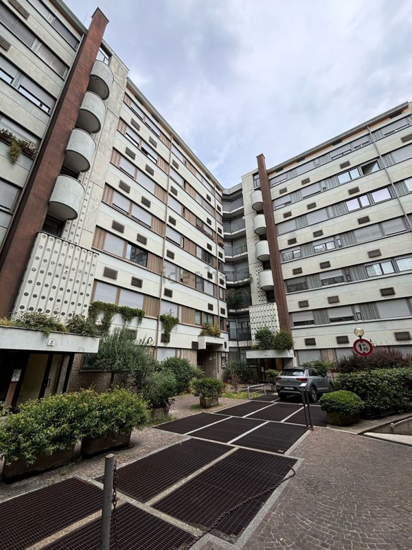 appartamento in vendita a Milano in zona Guastalla