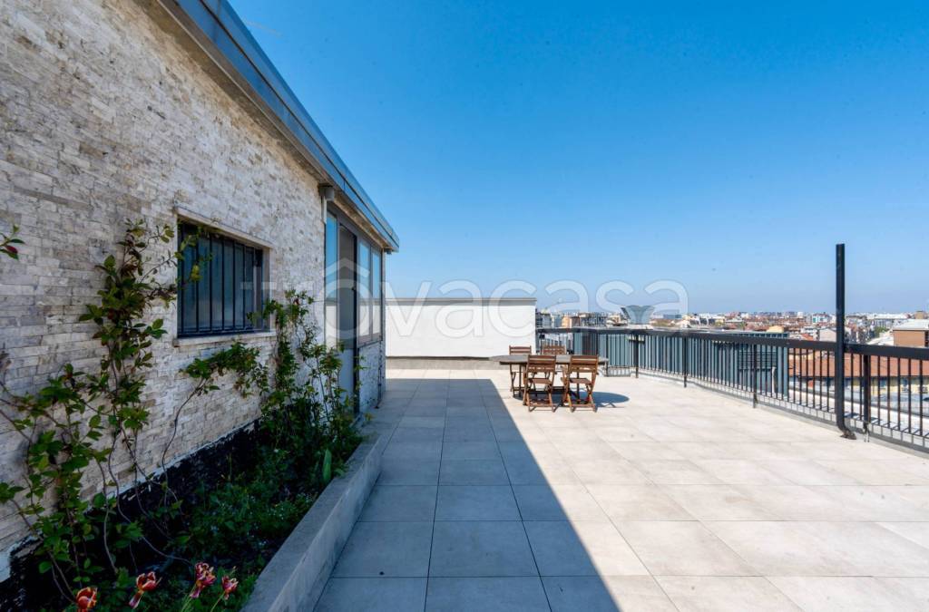 appartamento in vendita a Milano in zona Porta Nuova