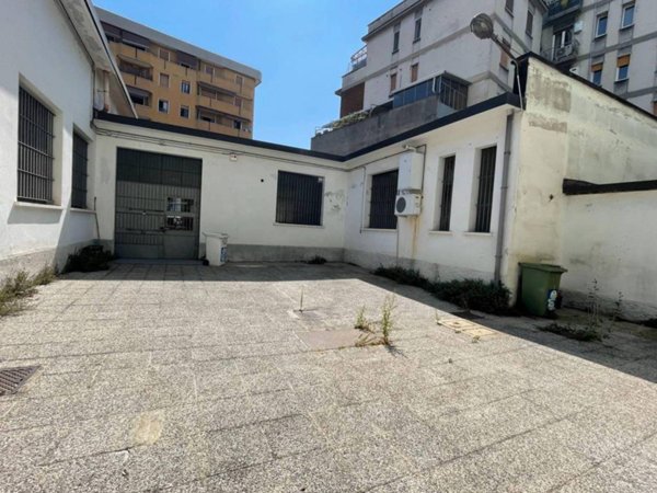 locale commerciale in vendita a Milano in zona Niguarda