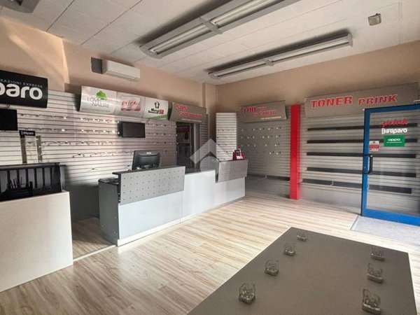 negozio in vendita a Milano in zona Affori