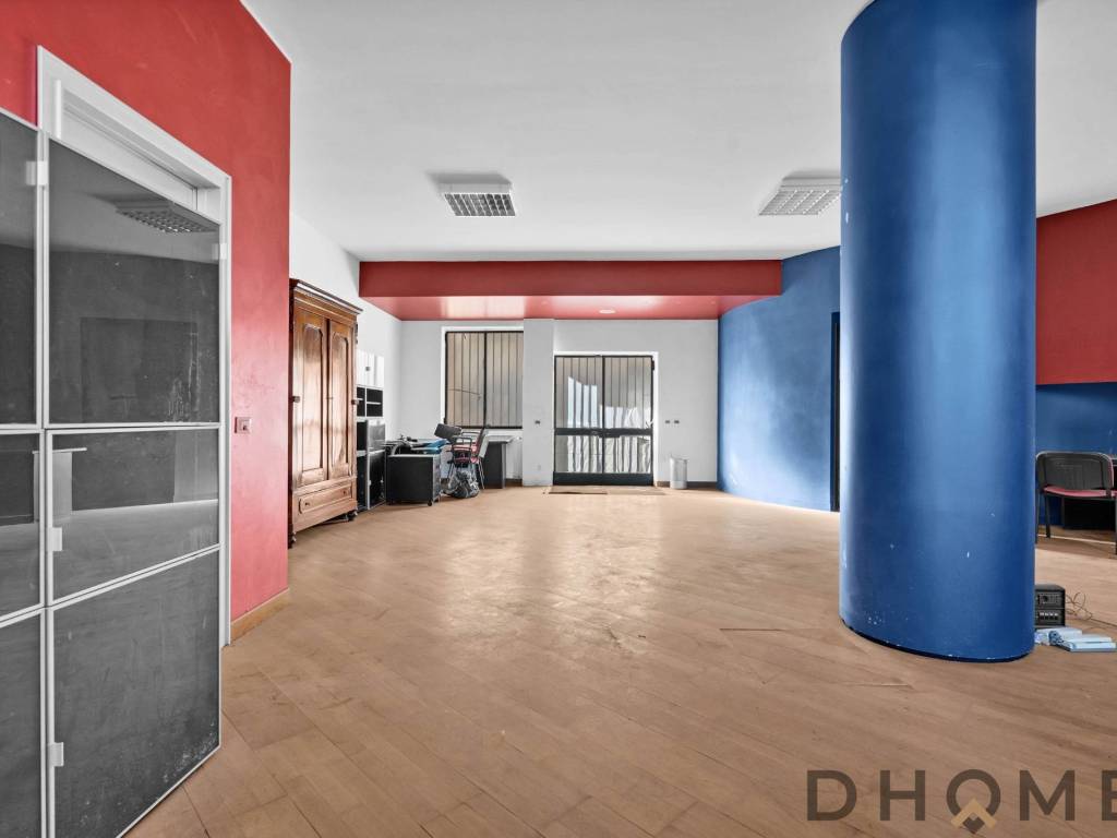 locale commerciale in vendita a Milano in zona Baggio