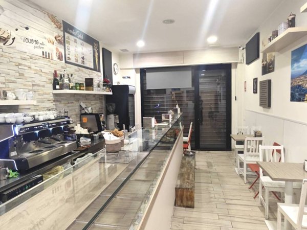negozio in vendita a Milano in zona Famagosta