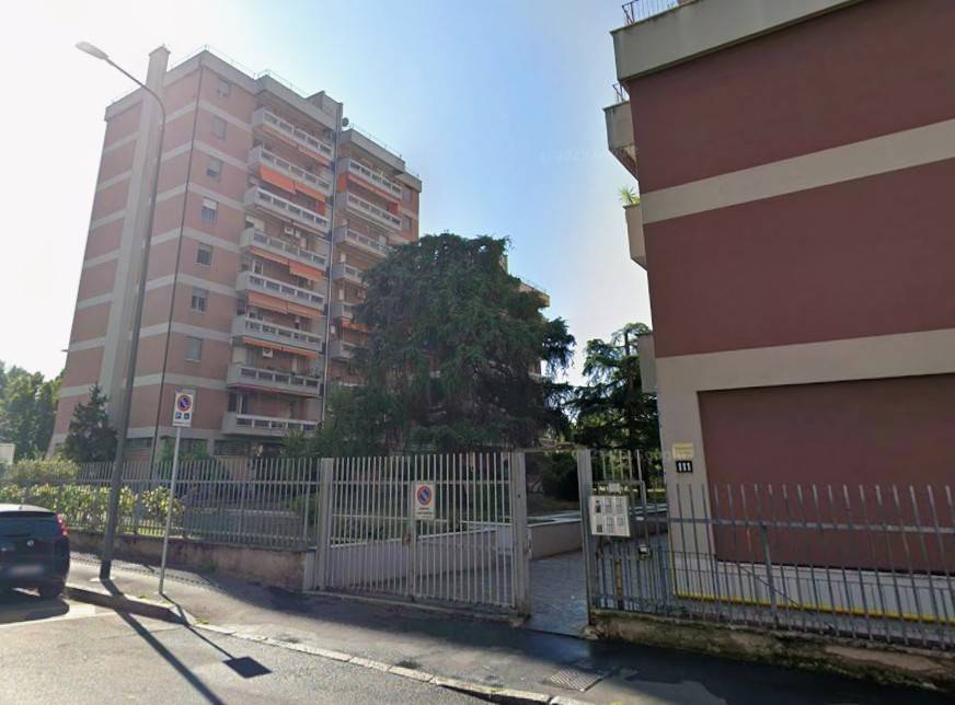 locale commerciale in vendita a Milano in zona Vigentino