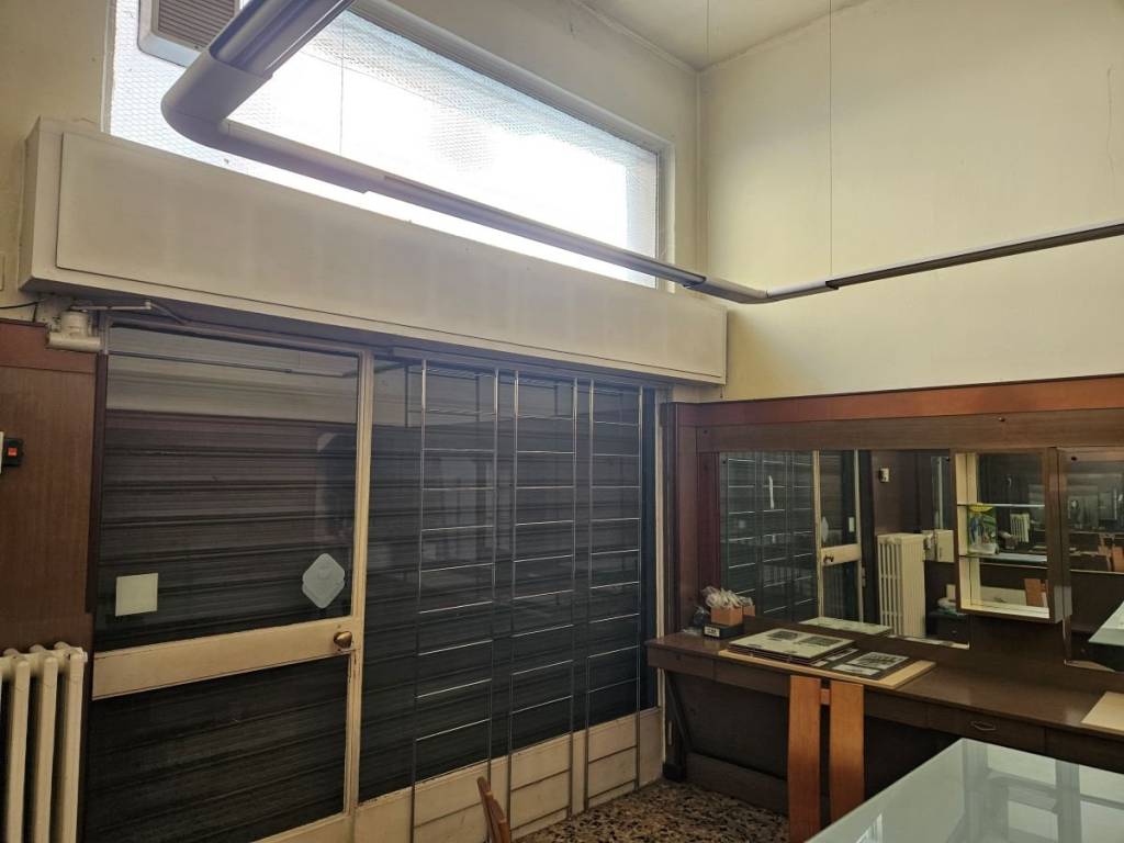 negozio in vendita a Milano in zona Rogoredo