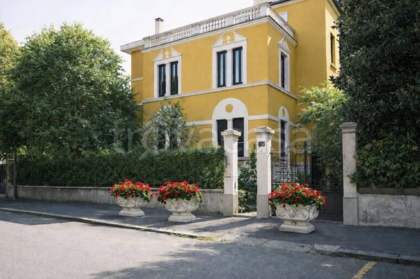 appartamento in vendita a Milano in zona Bocconi