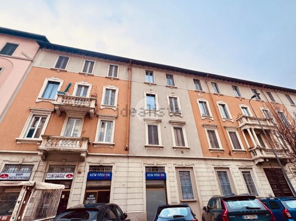 locale commerciale in vendita a Milano in zona Stadera