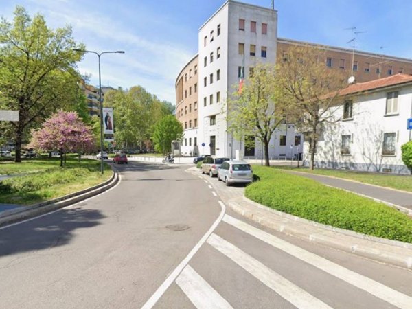 locale commerciale in vendita a Milano in zona Città Studi
