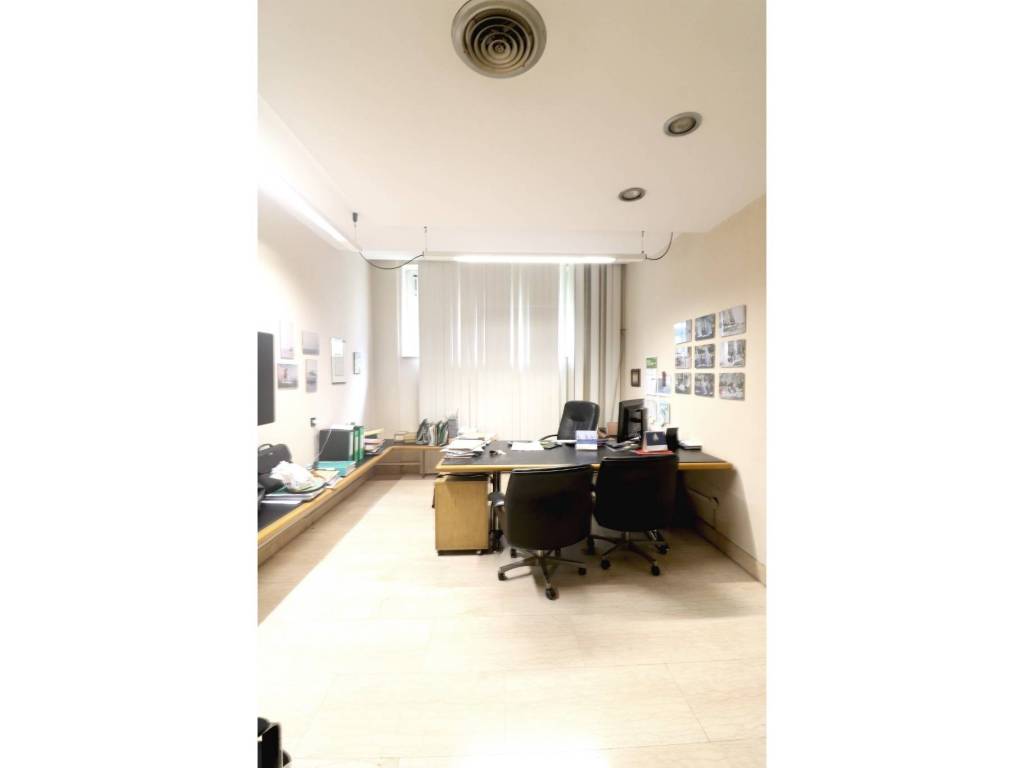 ufficio in vendita a Milano in zona Guastalla
