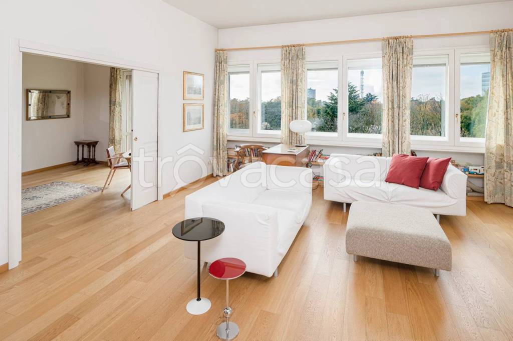 appartamento in vendita a Milano in zona Cadorna