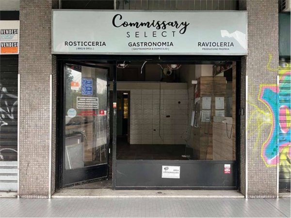 negozio in vendita a Milano in zona Corvetto