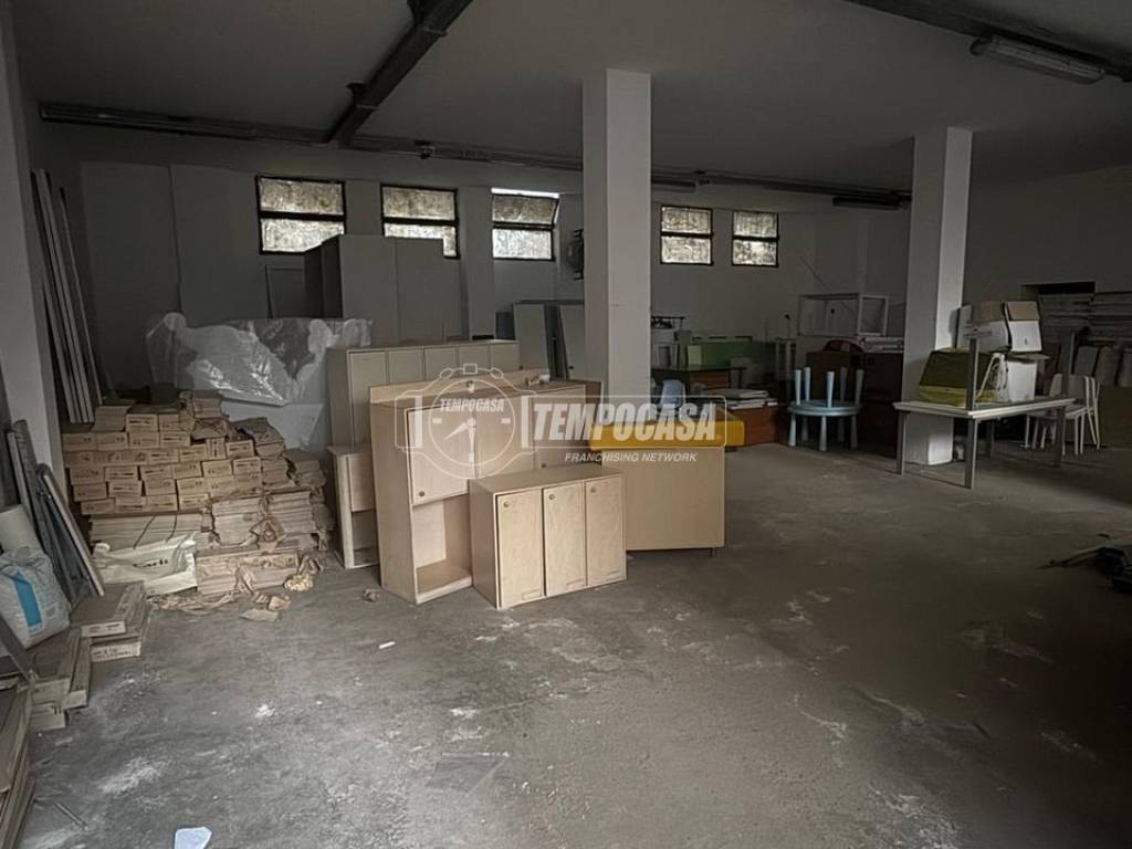 locale commerciale in vendita a Milano in zona Rogoredo