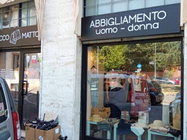 negozio in vendita a Milano in zona Baggio