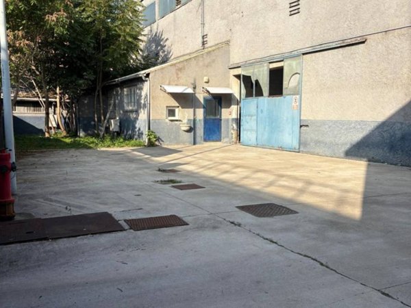 locale commerciale in vendita a Milano in zona Affori