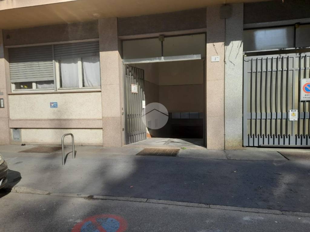 negozio in vendita a Milano in zona Lorenteggio